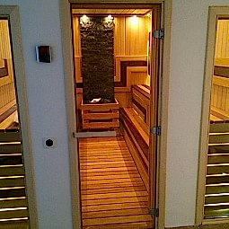 Зона СПА  в таунхаусе  с гидромассажным бассейном и сауной 11